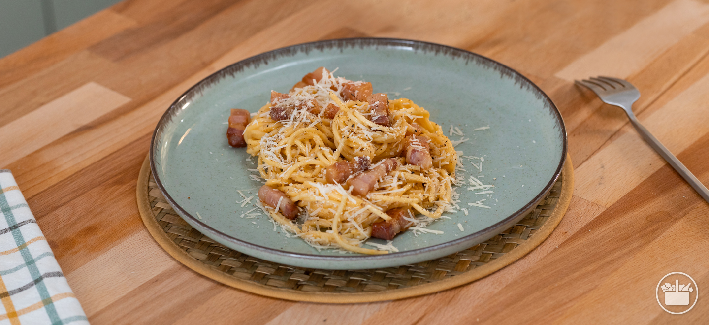 Saiba como preparar uma receita tradicional de Esparguete à Carbonara.