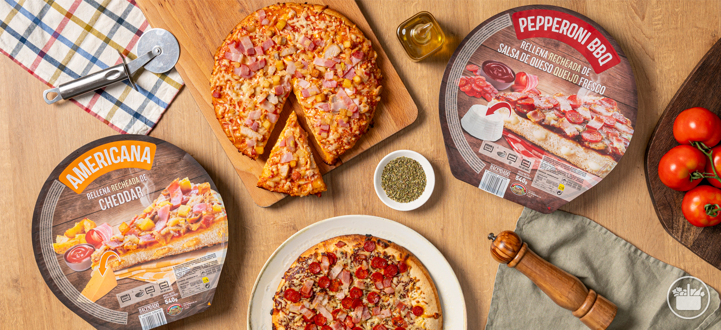 Descubra as nossas Pizzas de massa recheada com queijo: Americana e Pepperoni BBQ. 