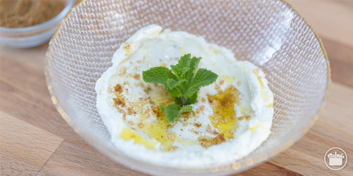 Receita de Labneh, um queijo de iogurte tradicional do Médio Oriente.