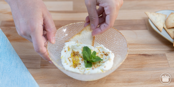 Receita de Labneh, um queijo de iogurte tradicional do Médio Oriente.