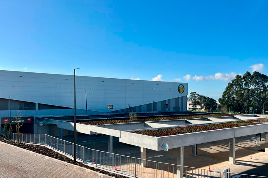 Novo estacionamento da Mercadona de Oeiras com cobertura ajardinada.