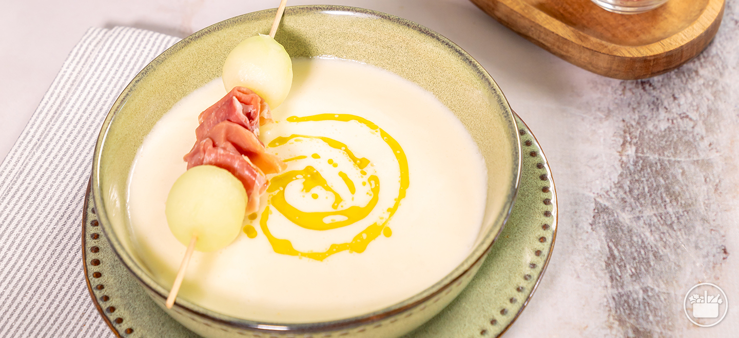 Experimente fazer a receita de Sopa Fria de Melão e Presunto – a mistura de sabores e frescura.